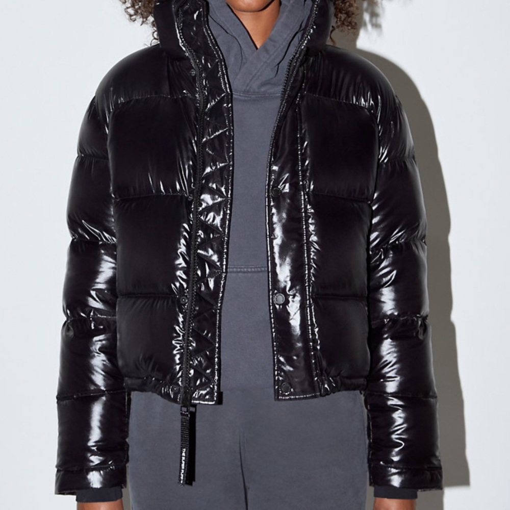 Aritzia Hi-Gloss Shorty super puff in black